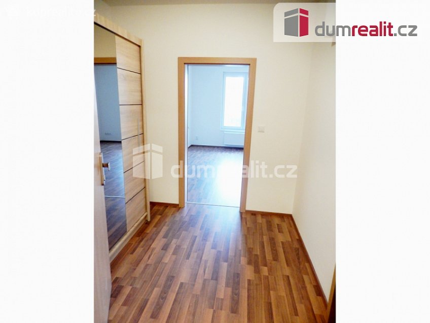 Pronájem bytu 1+kk 37 m^2 Bermanova, Praha-Čakovice 