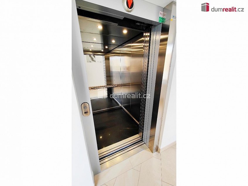 Pronájem bytu 1+kk 37 m^2 Hornoměcholupská, Praha 15 