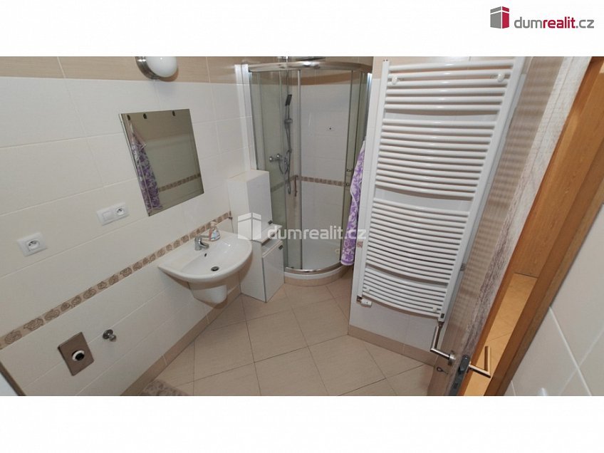 Pronájem bytu 1+kk 37 m^2 Hornoměcholupská, Praha 15 