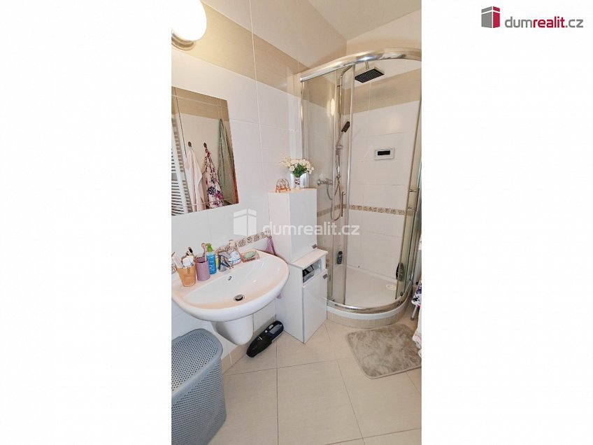 Pronájem bytu 1+kk 37 m^2 Hornoměcholupská, Praha 15 