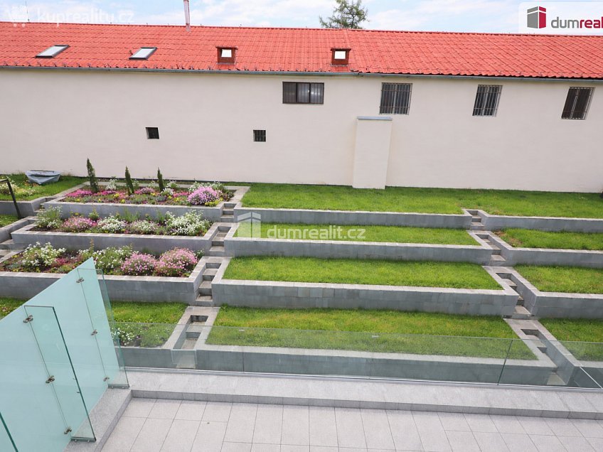 Prodej  rodinného domu 378 m^2 V Hrobech, Praha-Libuš 