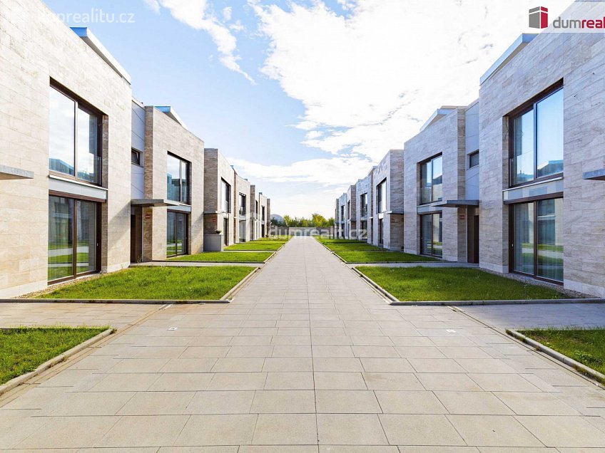 Prodej  rodinného domu 378 m^2 V Hrobech, Praha-Libuš 