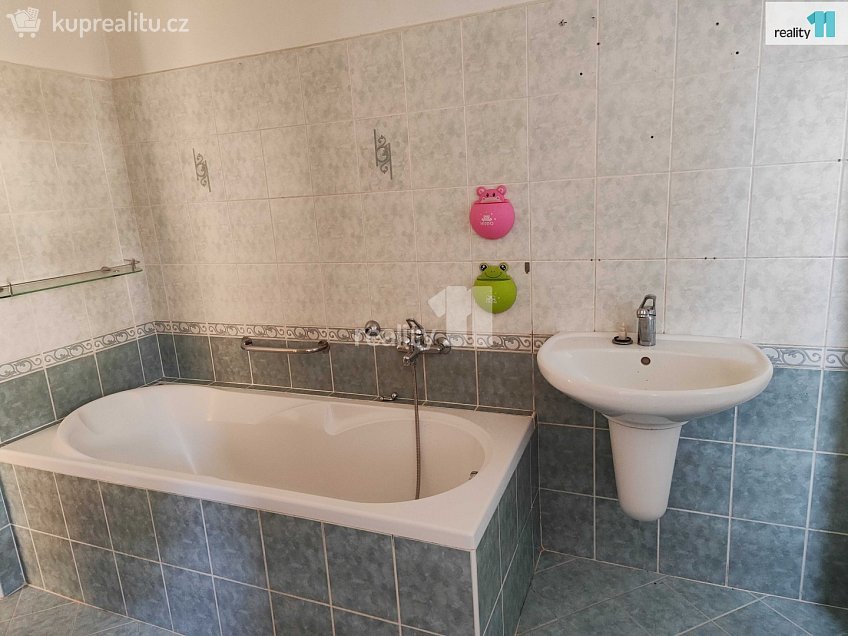 Pronájem  rodinného domu 208 m^2 Nová Paka, Nová Paka 