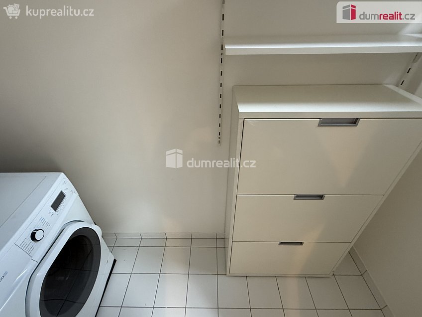 Pronájem bytu 2+1 68 m^2 U Nikolajky, Praha 5 