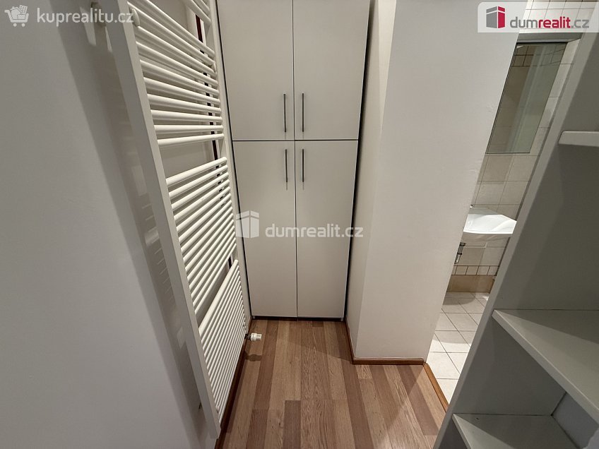 Pronájem bytu 2+1 68 m^2 U Nikolajky, Praha 5 