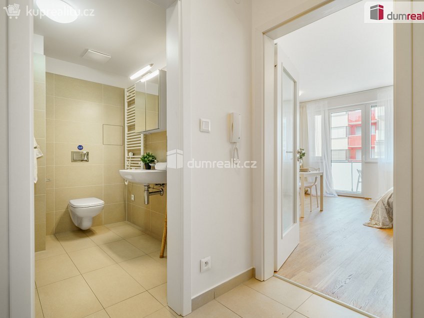 Pronájem bytu 1+kk 37 m^2 Pod stolovou horou, Praha 5 