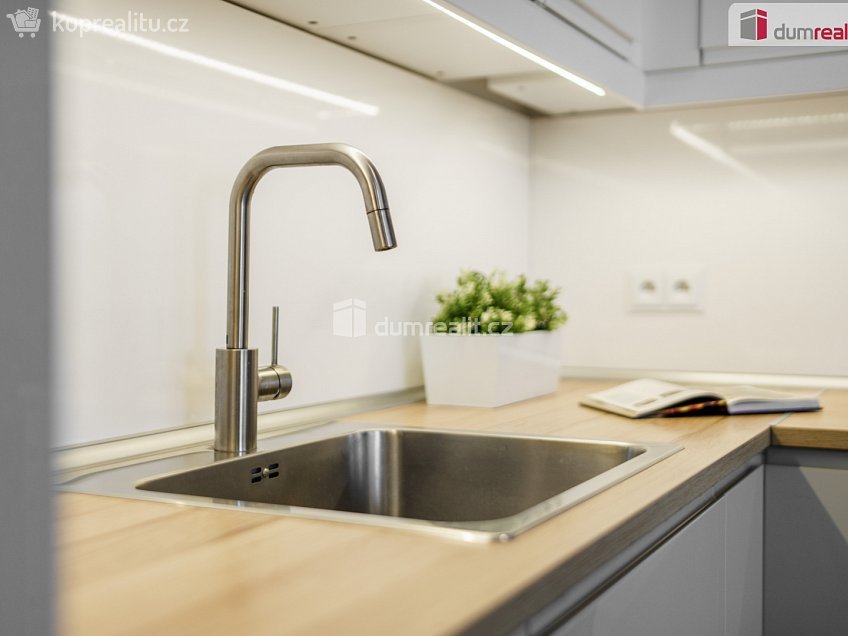 Pronájem bytu 1+kk 37 m^2 Pod stolovou horou, Praha 5 