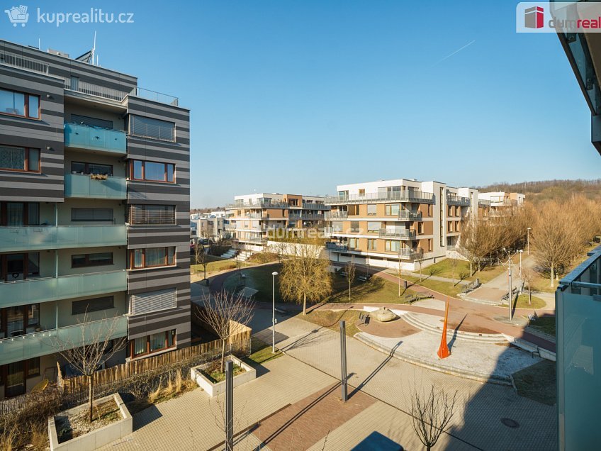 Pronájem bytu 1+kk 37 m^2 Pod stolovou horou, Praha 5 