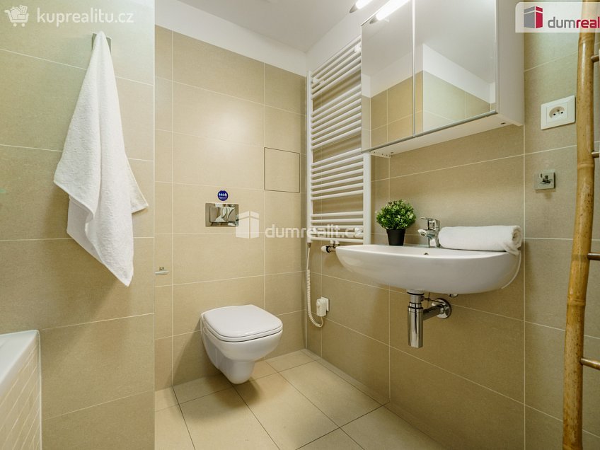 Pronájem bytu 1+kk 37 m^2 Pod stolovou horou, Praha 5 