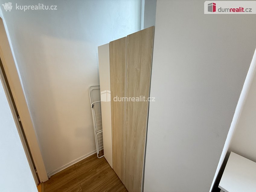 Pronájem bytu 1+kk 35 m^2 Na Valentince, Praha 5 