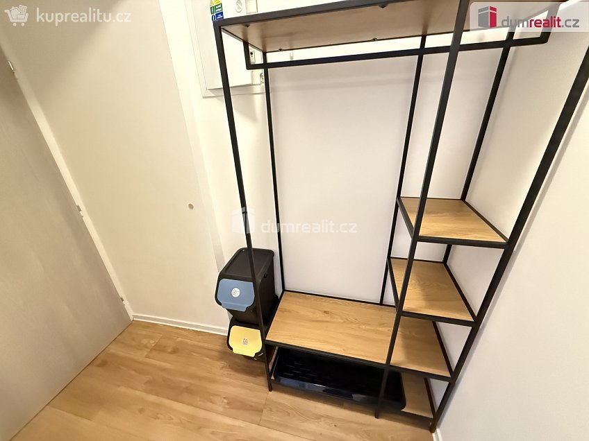 Pronájem bytu 1+kk 35 m^2 Na Valentince, Praha 5 