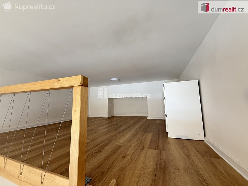 Pronájem bytu 1+kk 35 m^2 Na Valentince, Praha 5 