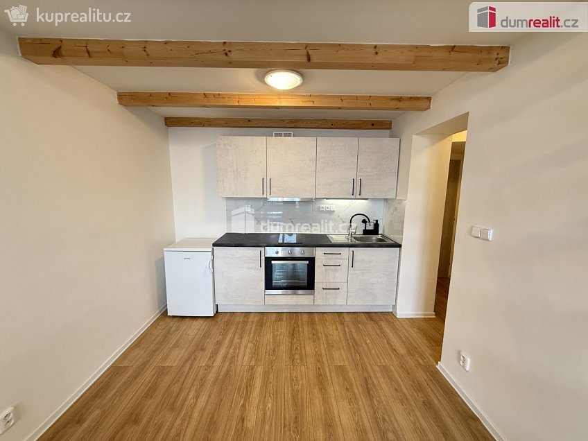 Pronájem bytu 1+kk 35 m^2 Na Valentince, Praha 5 