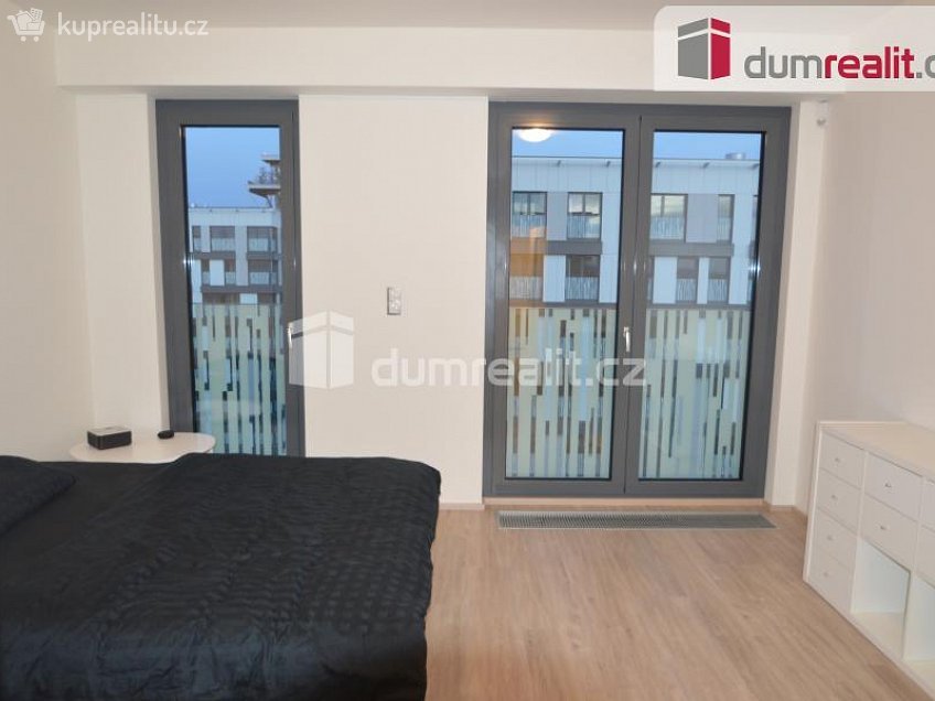 Pronájem bytu 1+kk 37 m^2 Olšanská, Praha 3 