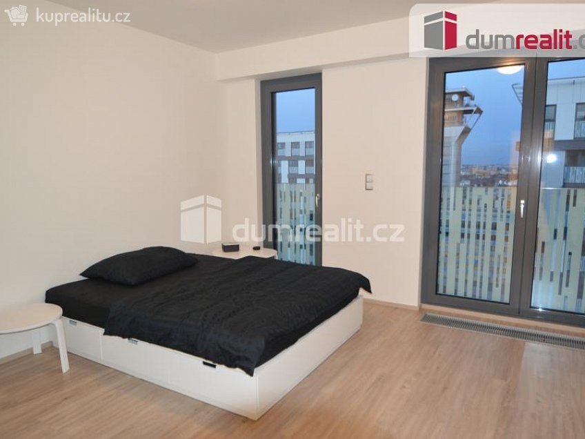 Pronájem bytu 1+kk 37 m^2 Olšanská, Praha 3 