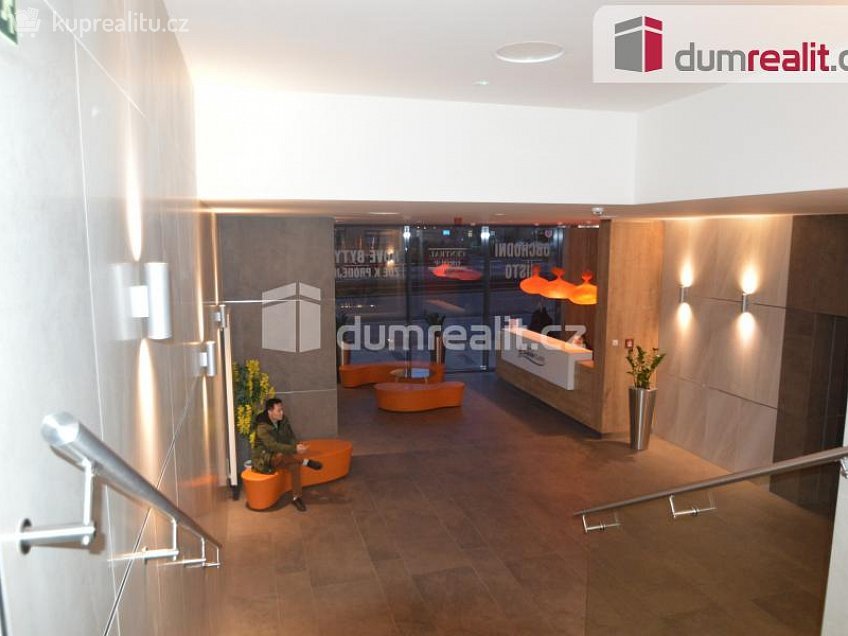 Pronájem bytu 1+kk 37 m^2 Olšanská, Praha 3 