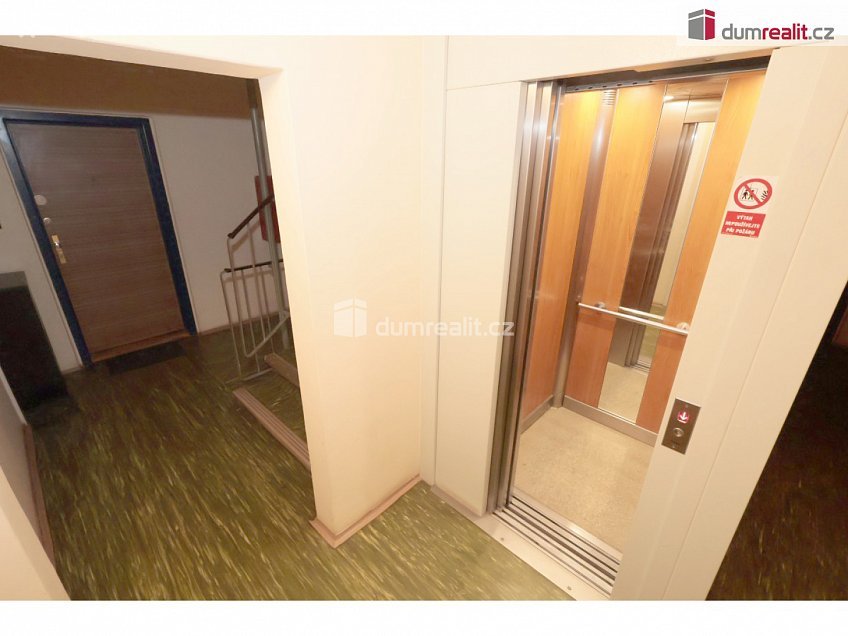 Pronájem bytu 2+kk 38 m^2 Pod Hybšmankou, Praha 5 