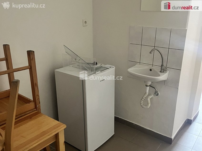 Pronájem bytu 1+kk 15 m^2 Za tratí, Praha-Čakovice 