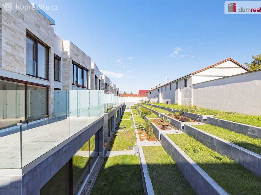 Prodej  rodinného domu 378 m^2 V Hrobech, Praha-Libuš 