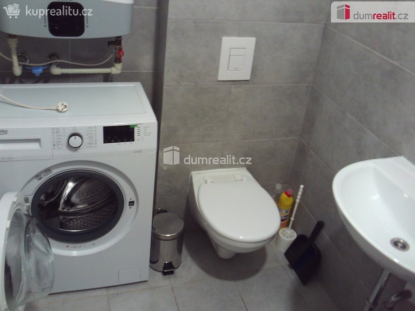 Pronájem bytu 1+kk 30 m^2 Na Hložku, Dobrovice 