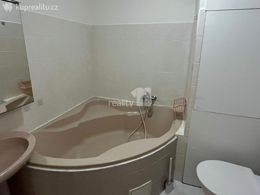 Pronájem bytu 2+kk 44 m^2 Roháčova, Praha 3 