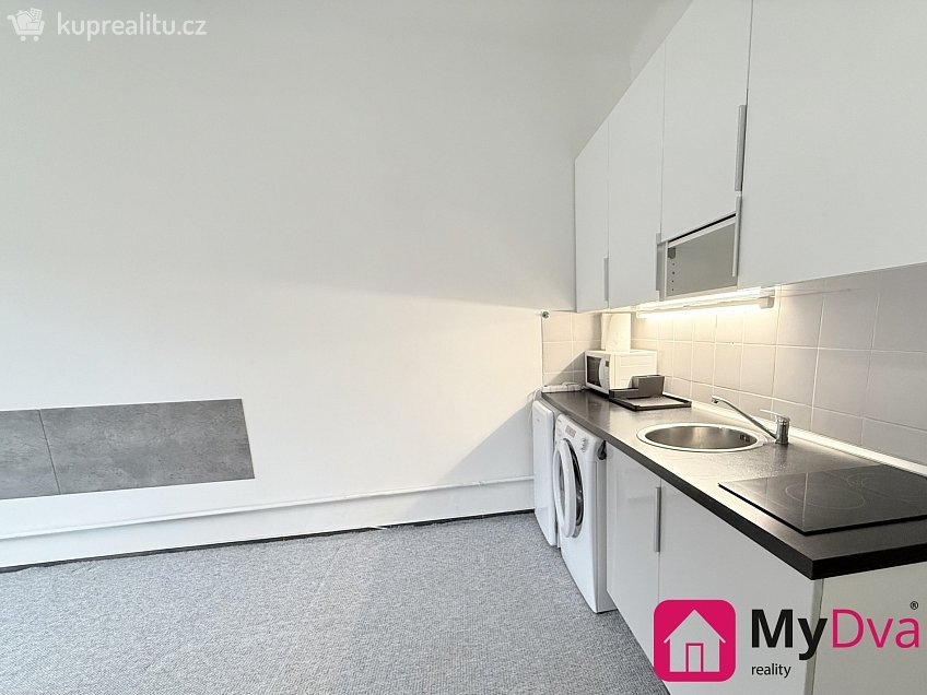 Pronájem bytu 1+kk 30 m^2 Plzeňská, Praha 