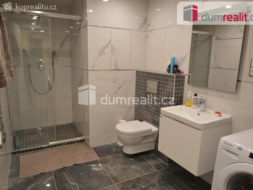 Pronájem bytu 1+kk 37 m^2 Olšanská, Praha 3 