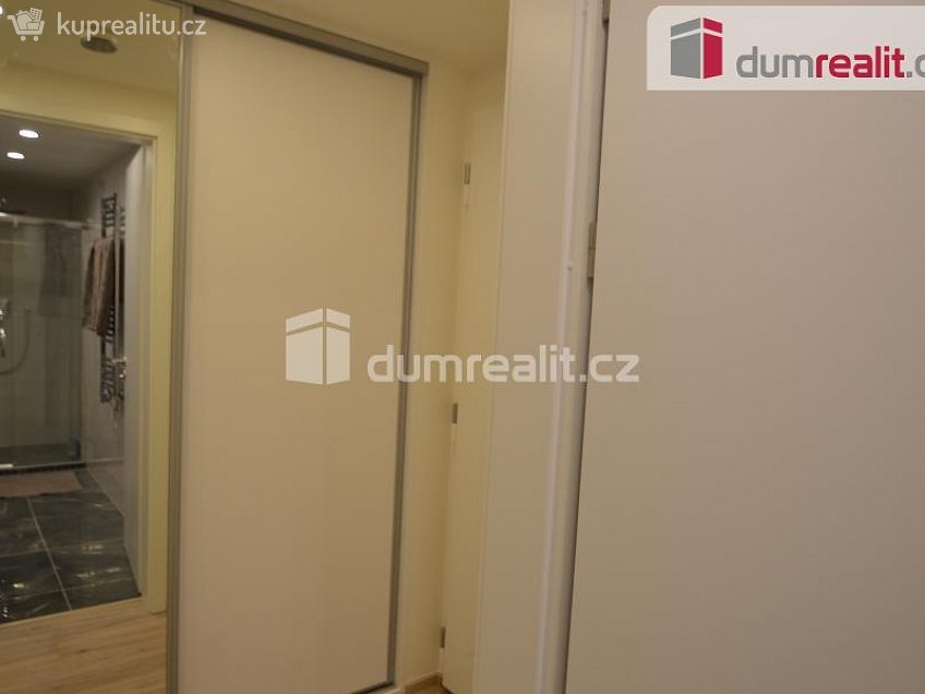 Pronájem bytu 1+kk 37 m^2 Olšanská, Praha 3 