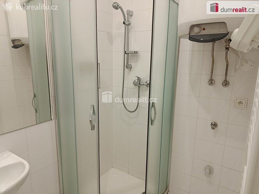 Pronájem bytu 1+kk 32 m^2 V předpolí, Praha 10 