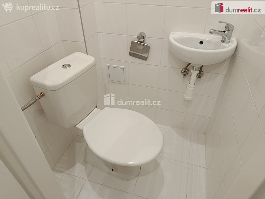 Pronájem bytu 1+kk 32 m^2 V předpolí, Praha 10 