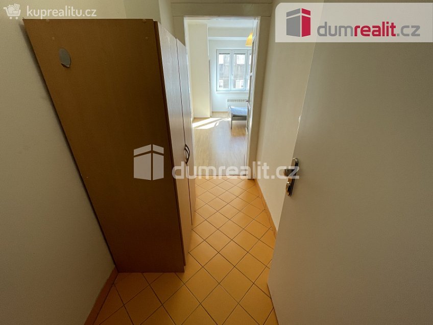 Pronájem bytu 1+kk 25 m^2 Moulíkova, Praha 5 