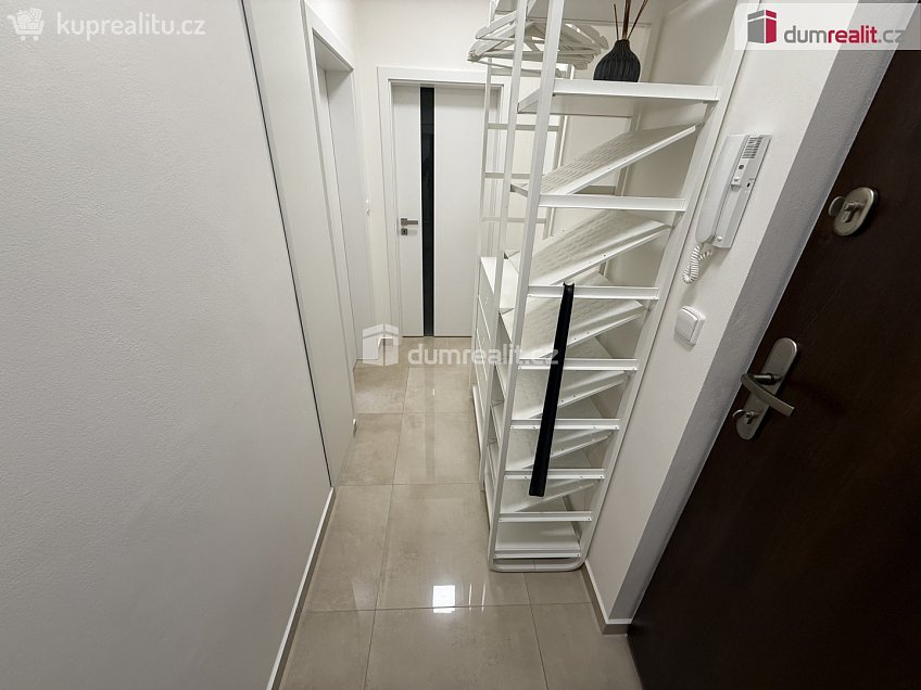 Pronájem bytu 2+kk 47 m^2 Brožíkova, Praha 5 