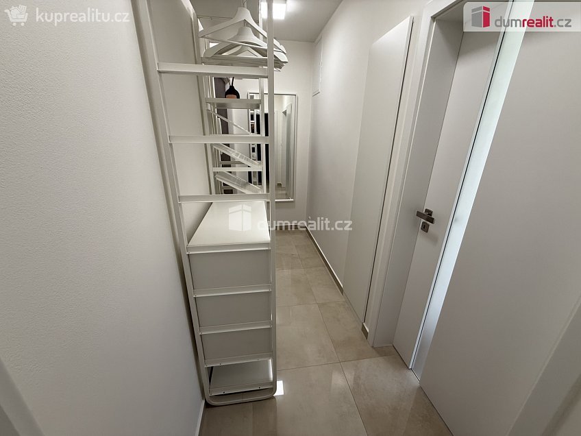 Pronájem bytu 2+kk 47 m^2 Brožíkova, Praha 5 