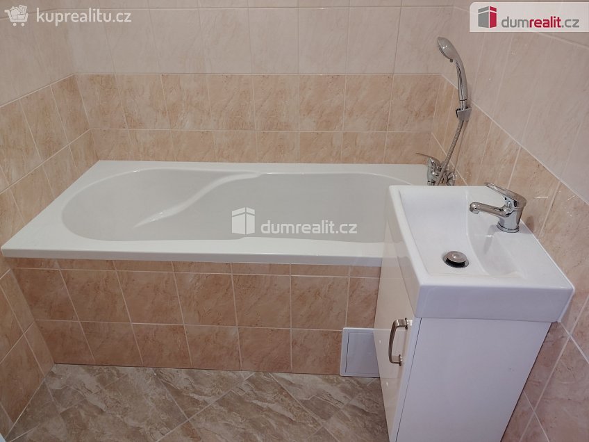 Pronájem bytu 3+1 72 m^2 U Tvrze, Děčín 