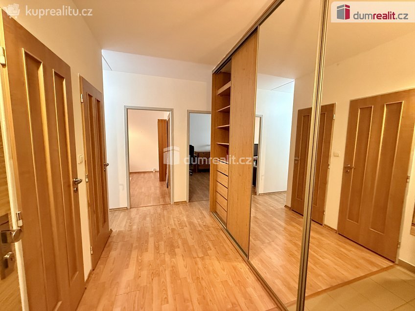 Pronájem bytu 2+1 61 m^2 Mirotická, Praha 4 