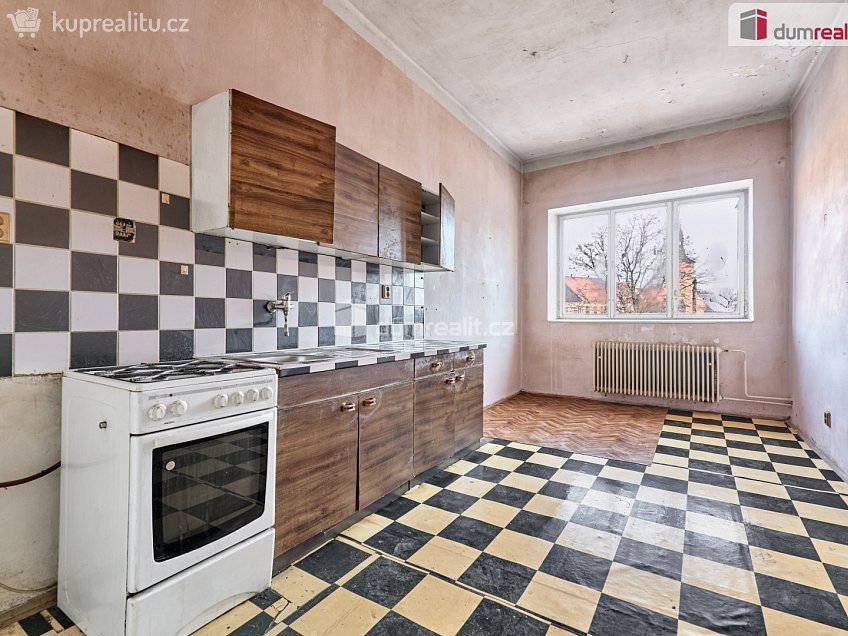 Prodej  rodinného domu 200 m^2 náměstí, Kravaře 