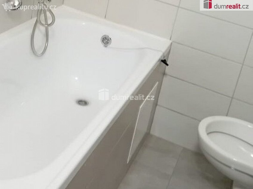 Pronájem bytu 3+1 75 m^2 Dlouhá, Cheb 