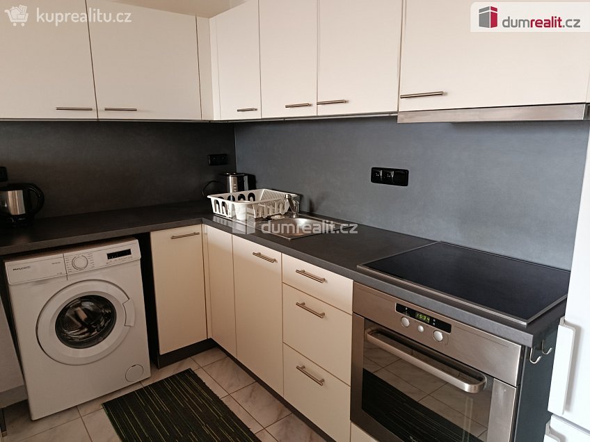 Pronájem bytu 2+kk 39 m^2 Štúrova, Praha 4 