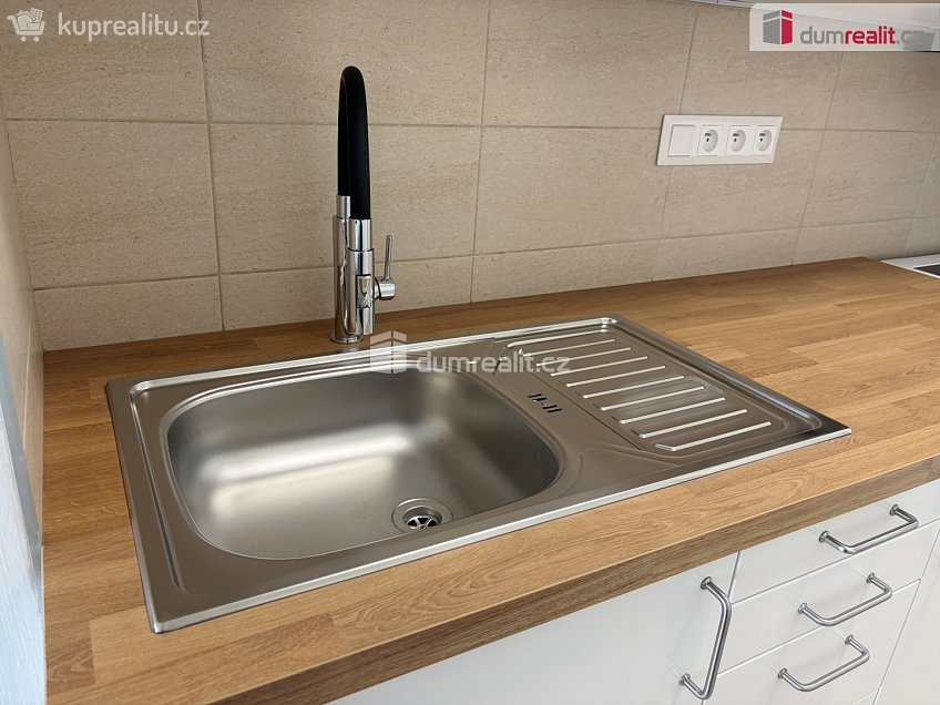 Pronájem bytu 2+kk 45 m^2 Petržílkova, Praha 13 