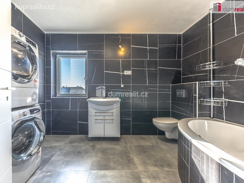 Prodej  rodinného domu 209 m^2 Spojenců, Praha 20 