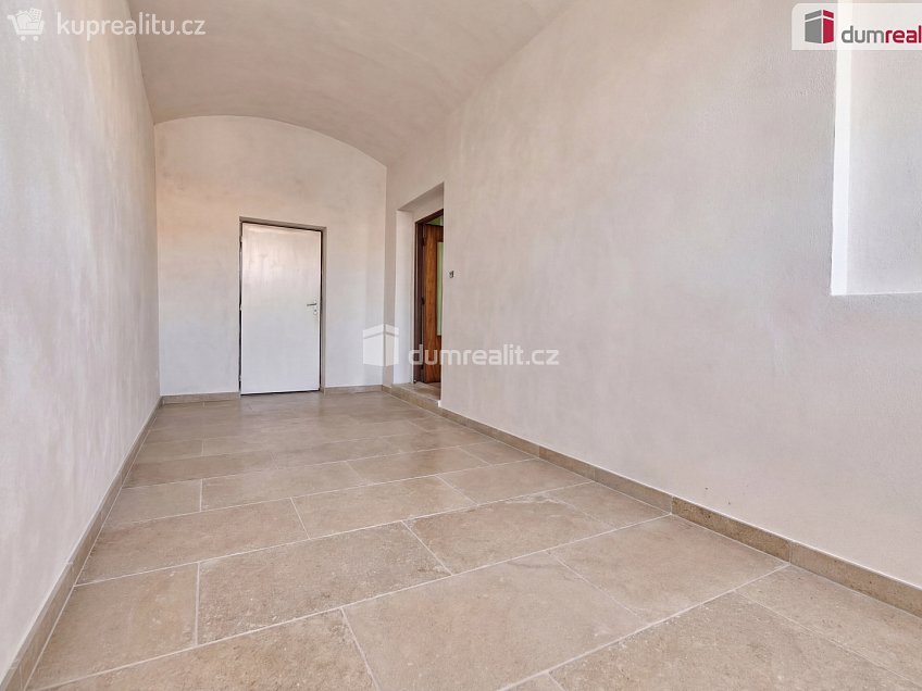 Prodej  rodinného domu 200 m^2 náměstí, Kravaře 