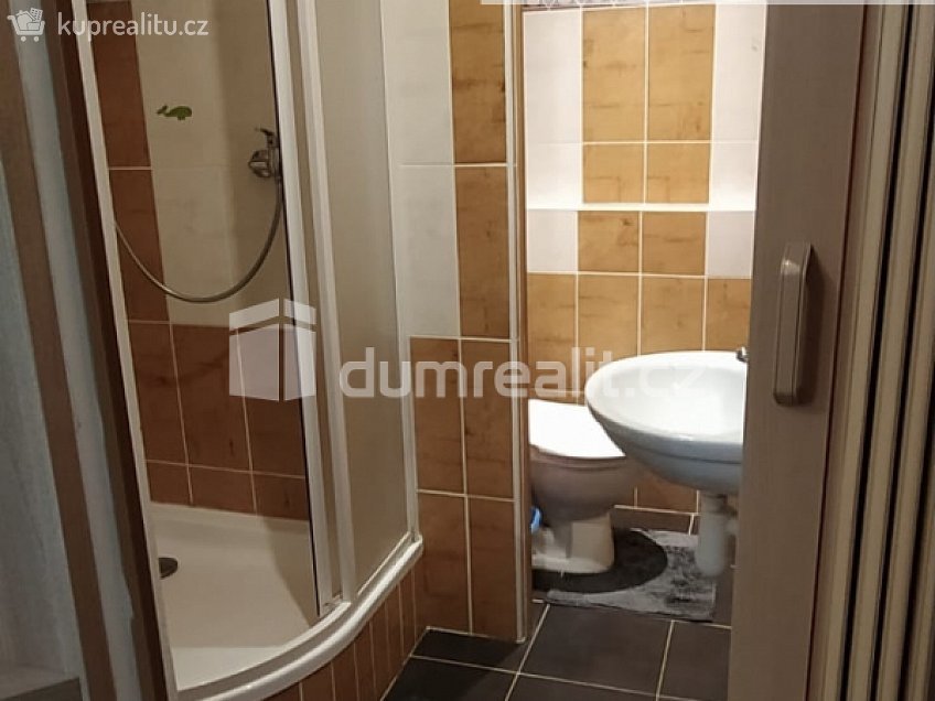 Pronájem bytu 1+kk 34 m^2 Otradovická, Praha 12 