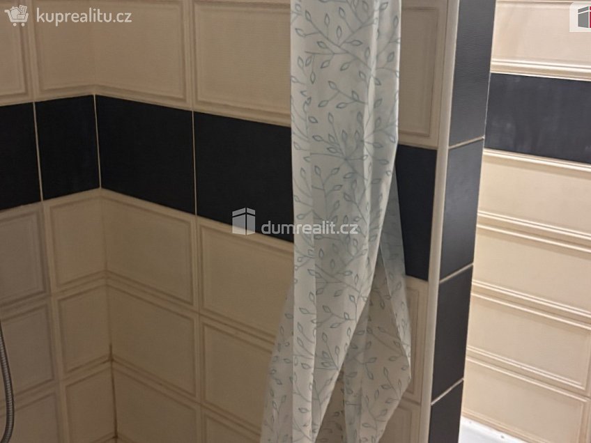 Pronájem bytu 1+kk 15 m^2 Mezi úvozy, Praha 20 