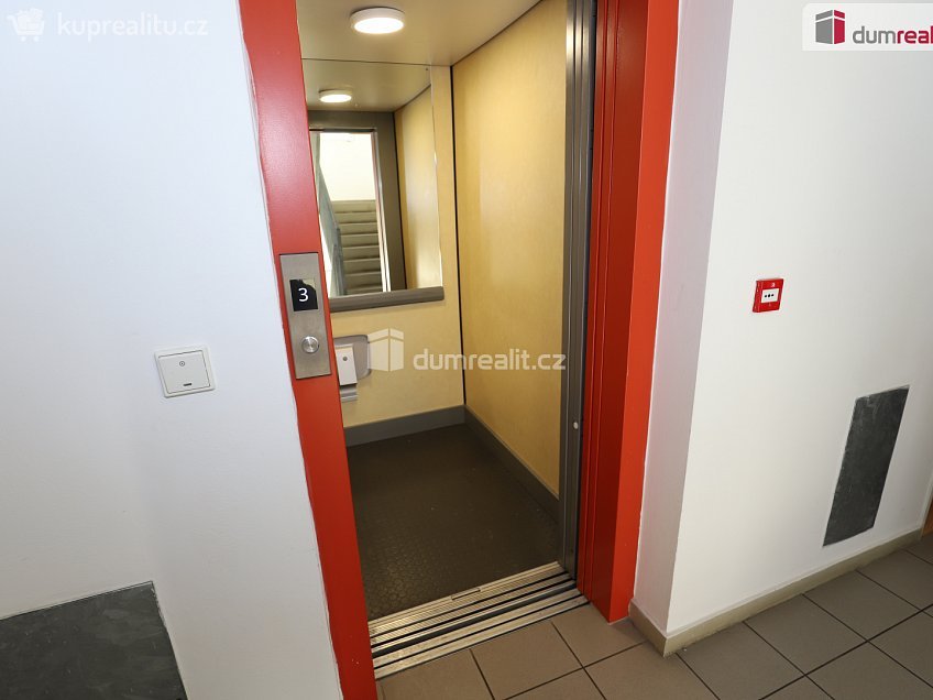 Pronájem bytu 1+kk 36 m^2 Nejdlova, Karlovy Vary 