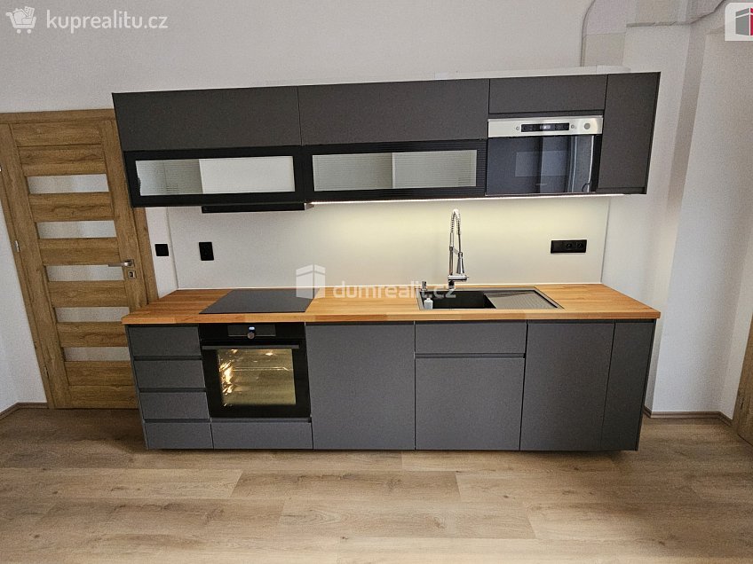 Pronájem bytu 4+1 105 m^2 Turnovská, Praha 8 