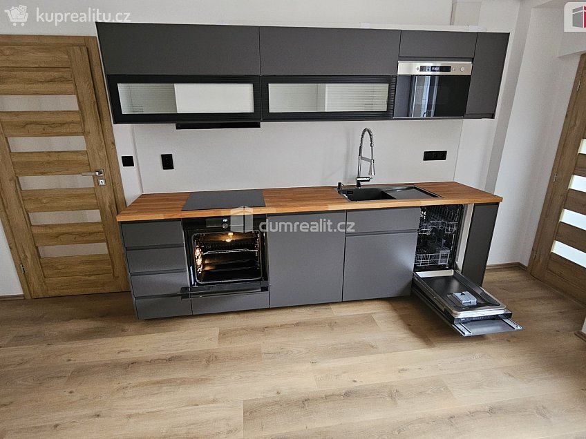 Pronájem bytu 4+1 105 m^2 Turnovská, Praha 8 