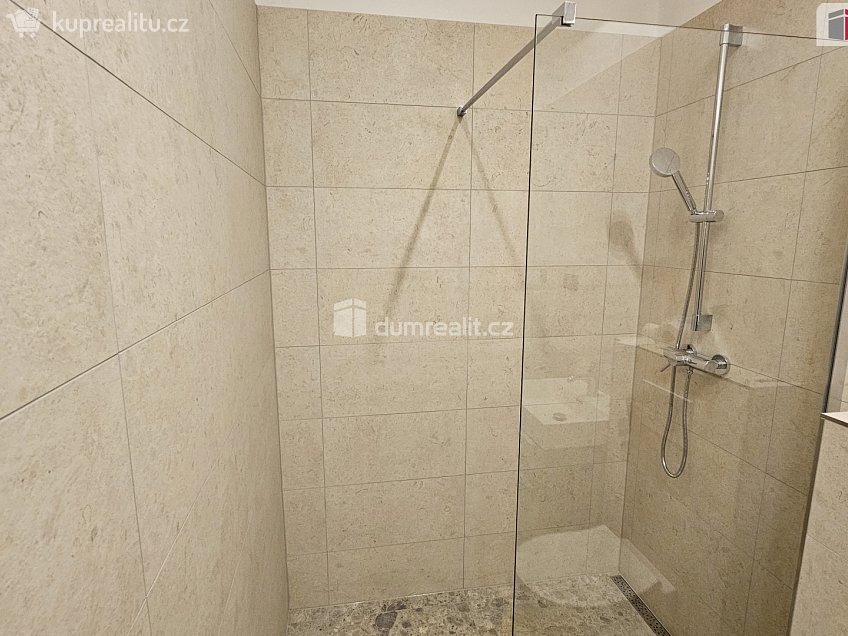 Pronájem bytu 4+1 105 m^2 Turnovská, Praha 8 