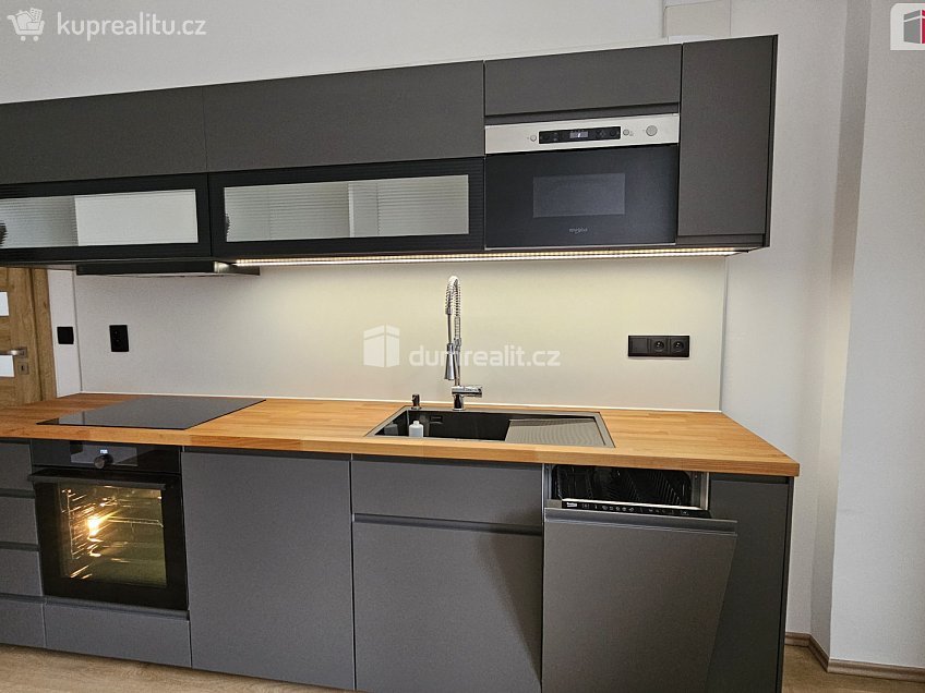 Pronájem bytu 4+1 105 m^2 Turnovská, Praha 8 