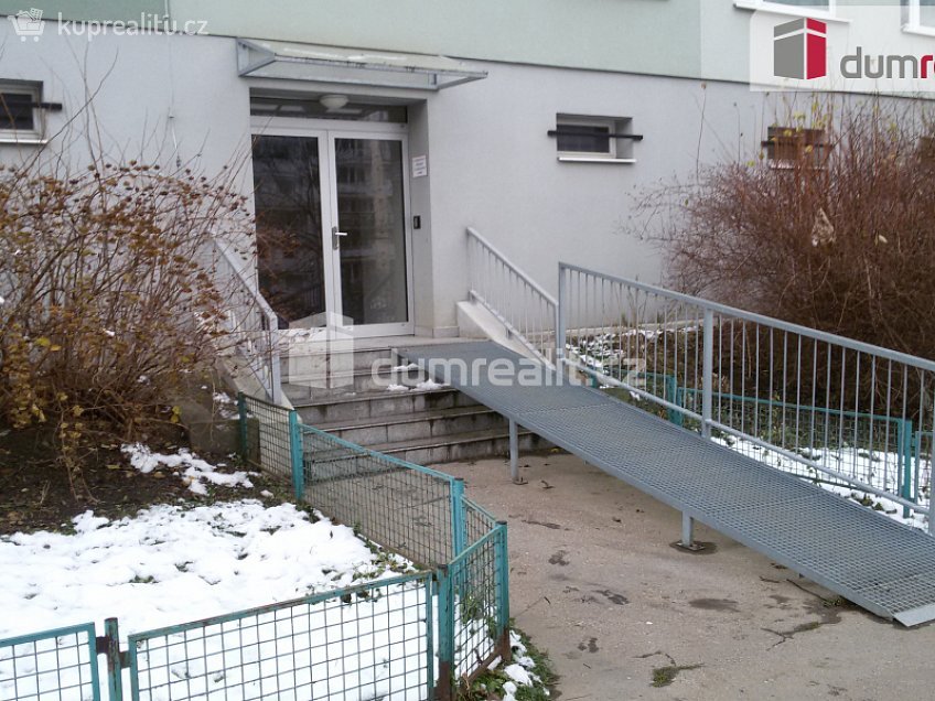 Pronájem  obchodních prostor 18 m^2 Horákova, Praha 13 