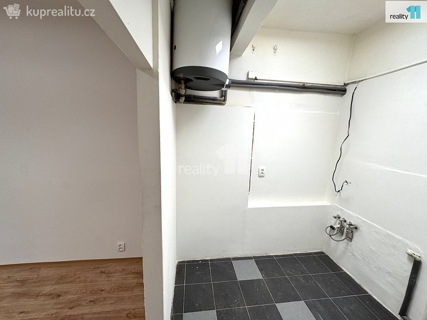 Pronájem bytu 2+kk 45 m^2 Biskupcova, Praha 3 